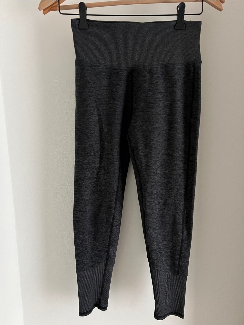 ALO like new softest stretch joggers with leg and waist band charcoal heather Sm